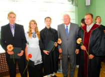 KTU SAF diplomu iteikimas (geraiusi fakulteto absolventai su prezidentu A. Brazausku) 2007